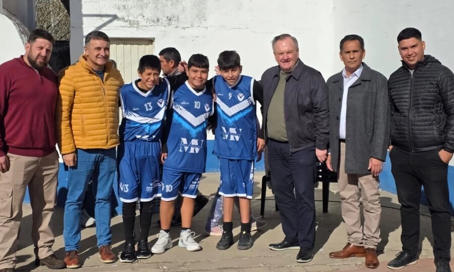 Michlig junto a jóvenes durante encuentro de básquet infantil en Moisés Ville