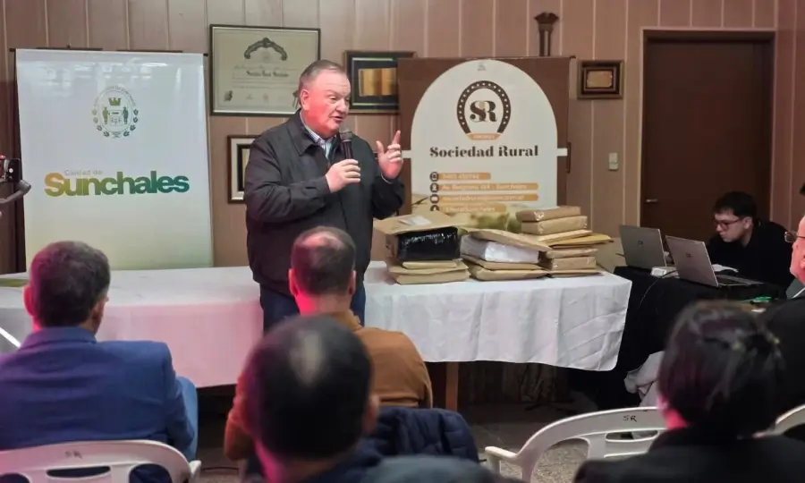 Felipe Michlig brindando su mensaje durante la licitación de obras hídricas