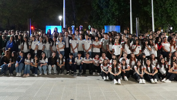 grupal de los estudiantes que participaron del acto en Plaza Belgrano