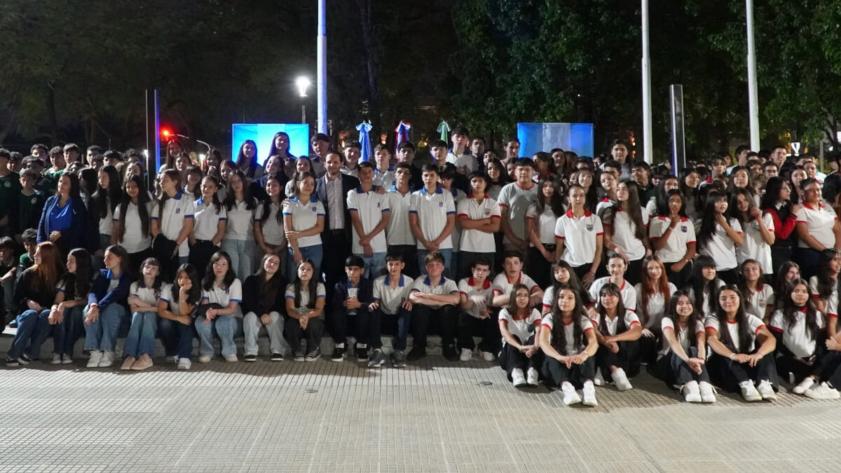 grupal de los estudiantes que participaron del acto en Plaza Belgrano