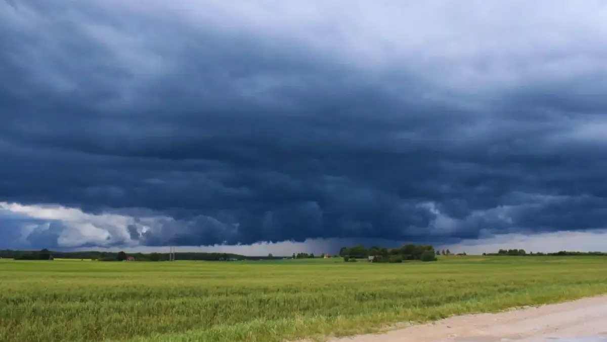 Frente de tormenta avanzando sobre un campo cultivado durante el fenómeno El Niño