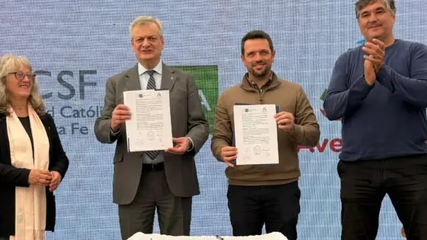 Gonzalo Braidot junto al rector de la UCSF durante la firma del convenio para la carrera de Veterinaria en Avellaneda