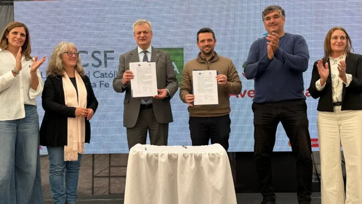 Gonzalo Braidot junto al rector de la UCSF durante la firma del convenio para la carrera de Veterinaria en Avellaneda