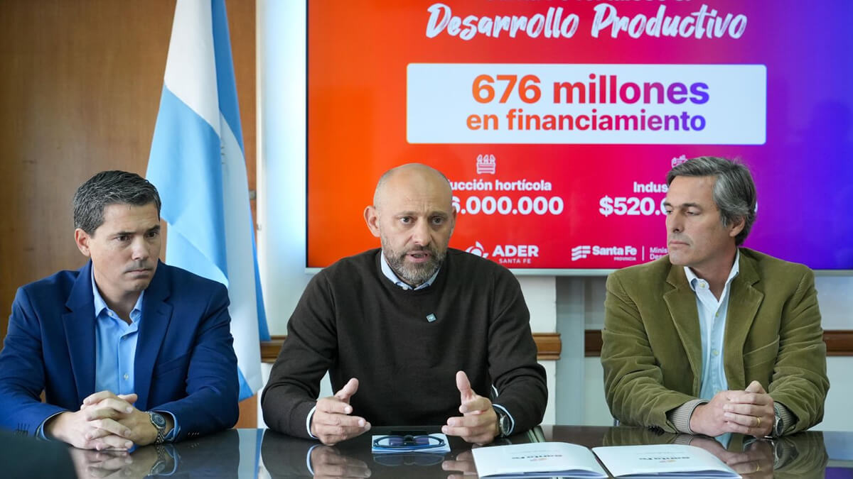 Gustavo Puccini encabezando anuncios de financiamiento para sectores productivos santafesinos