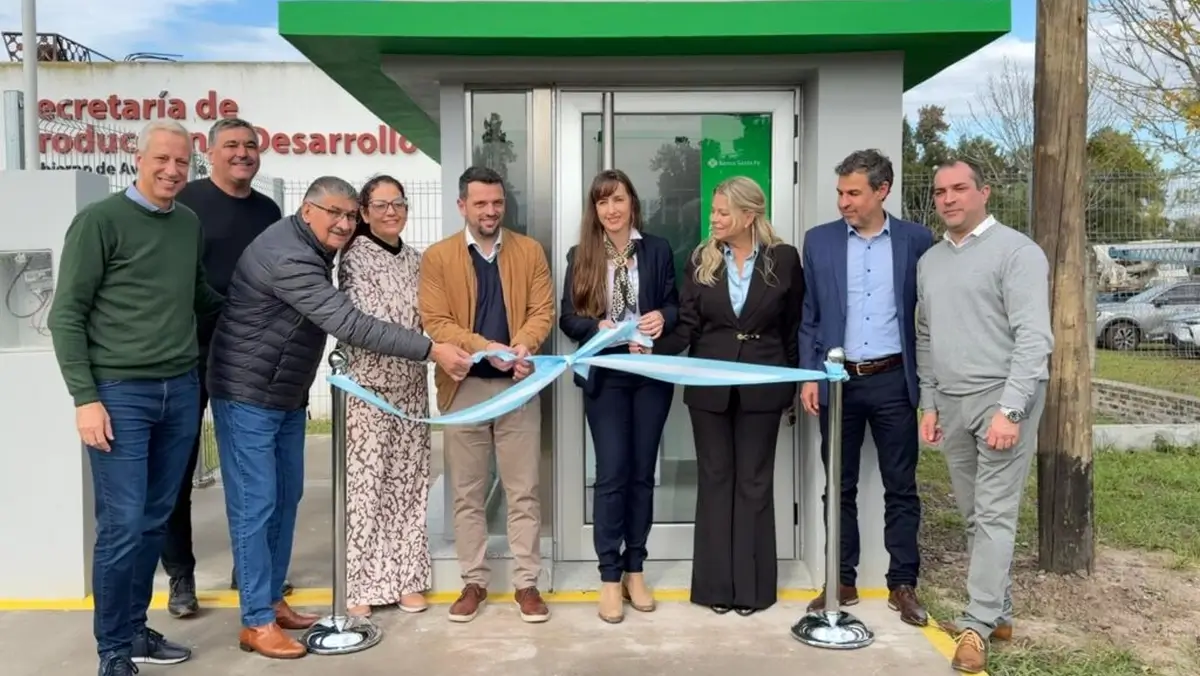 Corte de cinta durante la inauguración del nuevo cajero automático en el Parque Industrial de Avellaneda