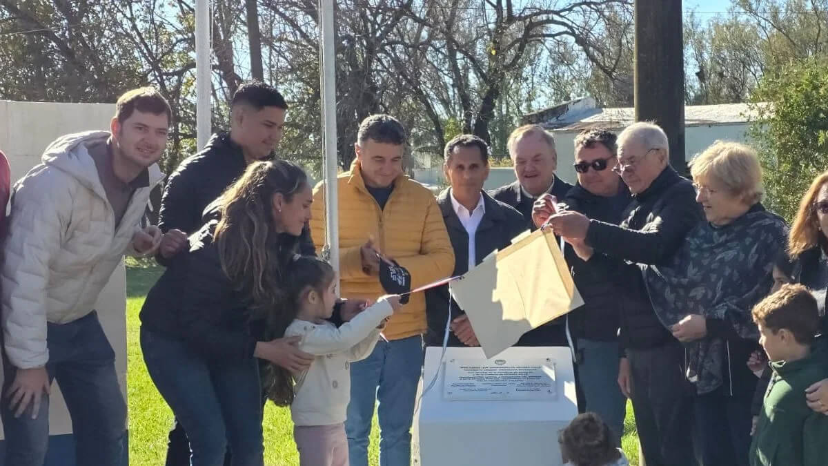 Descubrimiento de placa durante inauguración de calle asfaltada en Moisés Ville