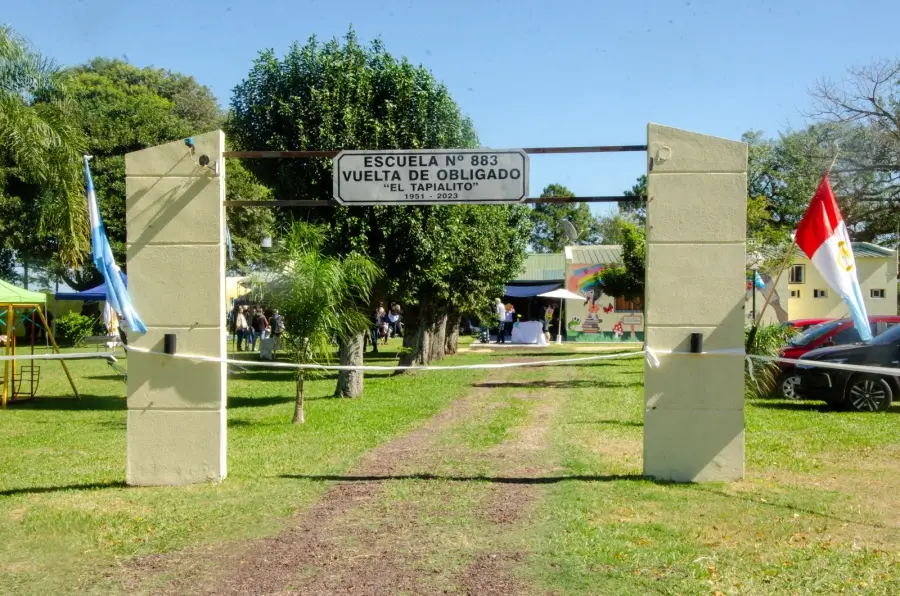 Ingreso a la Escuela N° 883 de El Tapialito