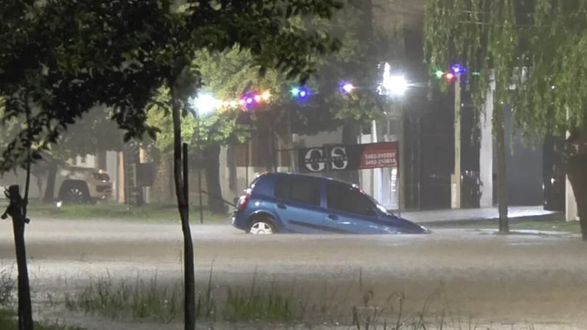 Calles anegadas por lluvias intensas en Reconquista durante abril