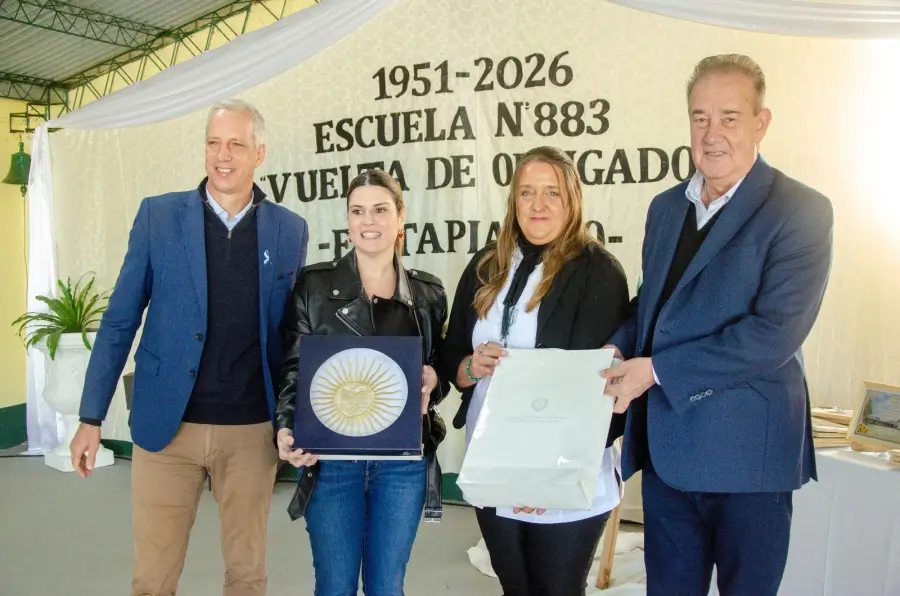 Marcón, Mancini y Scarpín haciendo entrega de la Declaración de Interés de la Legislatura por los 75 años de la Escuela 883
