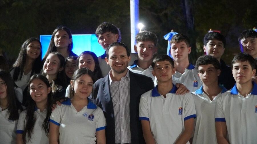 Intendente Marega junto a estudiantes tras la promesa de lealtad a la Constitución