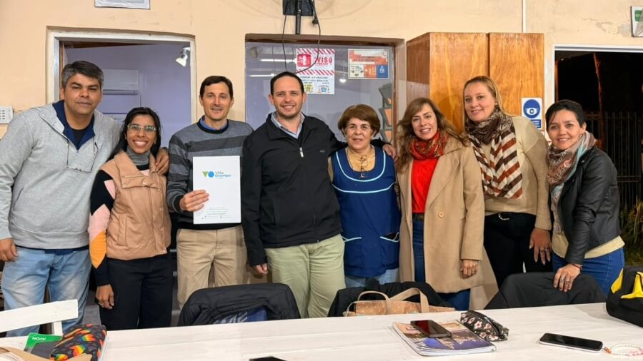 ristian Marega junto a integrantes del Taller Manual de Villa Ocampo