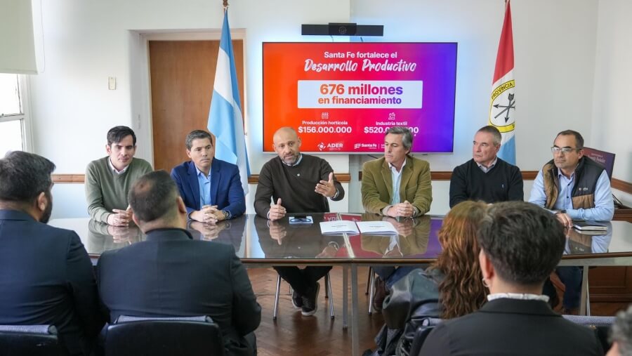 Autoridades durante el anuncio de asistencia financiera para economías regionales en Santa Fe