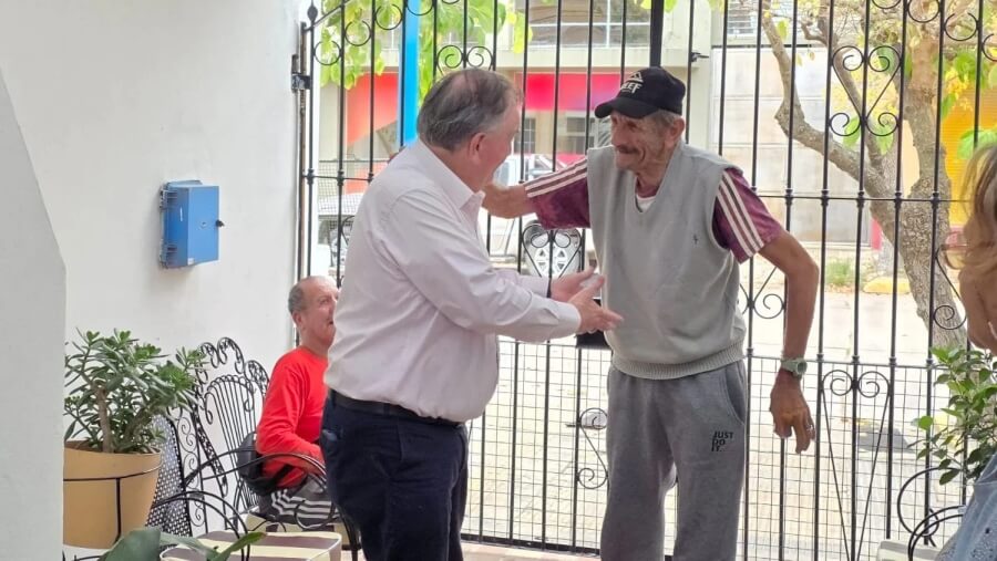 Michlig dialogando con un integrante de la Residencia