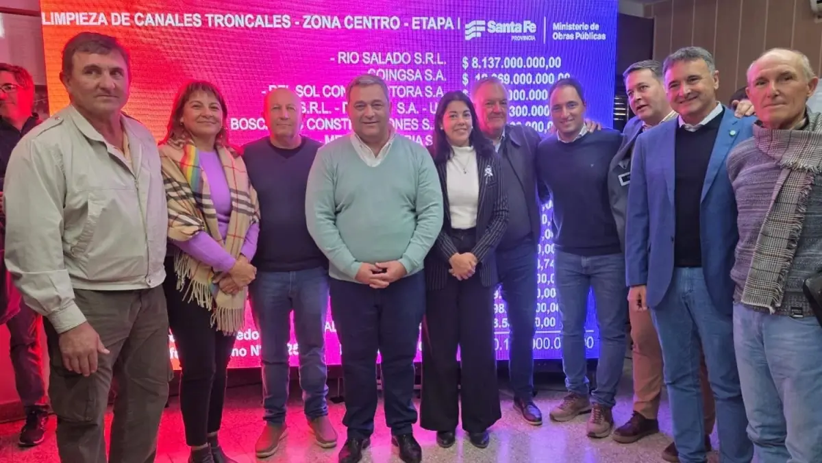 Felipe Michlig junto a autoridades locales beneficiadas por las obras hídricas