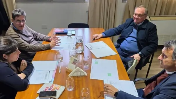Reunión entre Felipe Michlig y José Goity por inversiones educativas en San Cristóbal