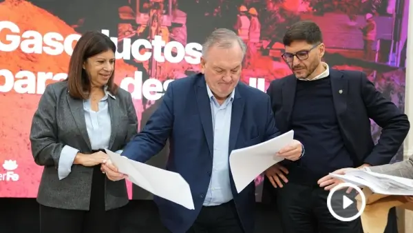 Felipe Michlig junto a Maximiliano Pullaro y Clara García durante la apertura de sobres de la licitación