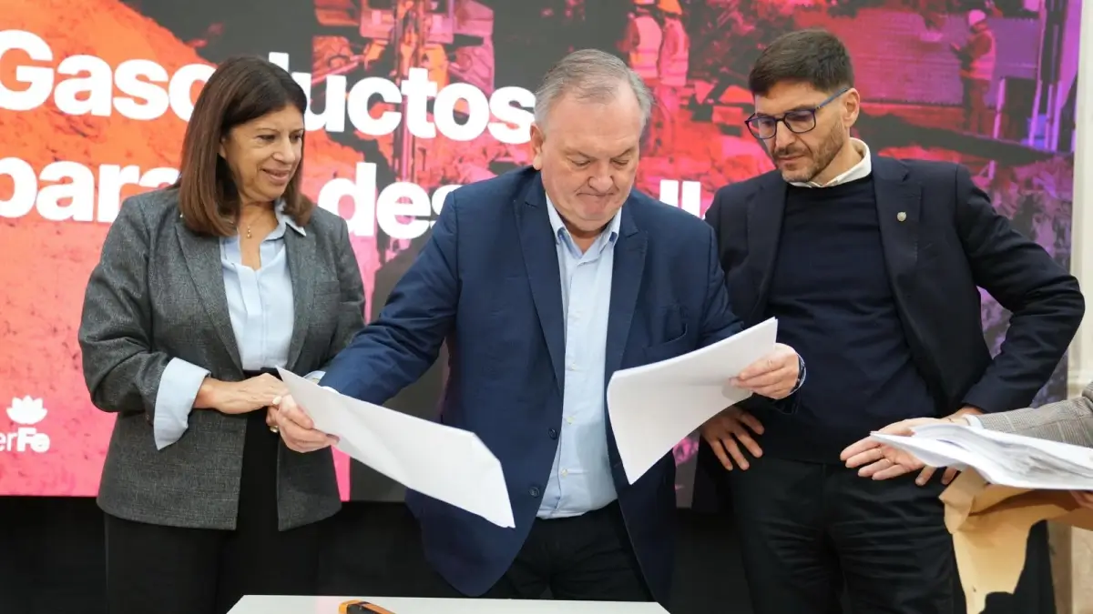 Felipe Michlig junto a Maximiliano Pullaro y Clara García durante la apertura de sobres de la licitación