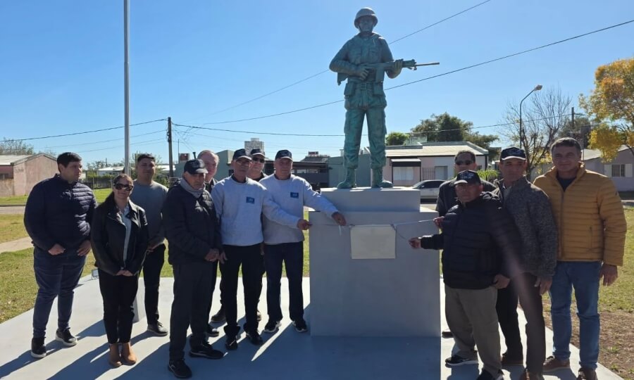 Inauguración del monumento homenaje a los héroes de Malvinas en Moisés Ville