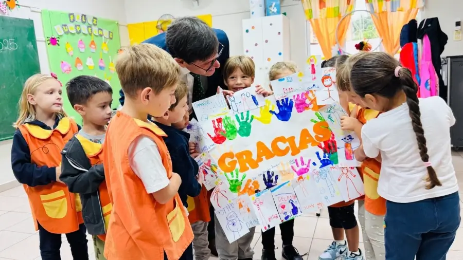 Niños entregan un cartel de agradecimiento al ministro José Goity en un jardín de infantes de Santa Fe