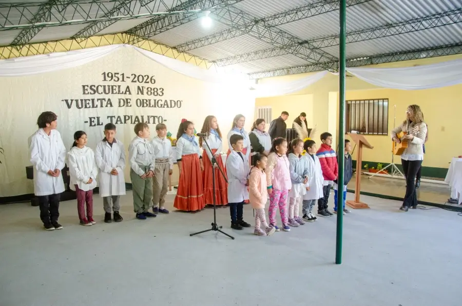 Presentación artística de alumnos en el aniversario de la Escuela 883