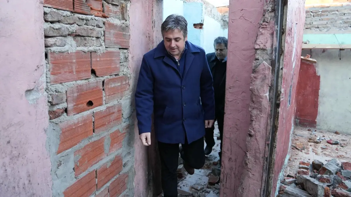 Pablo Cococcioni recorriendo bunker narco antes del derribo en Rosario