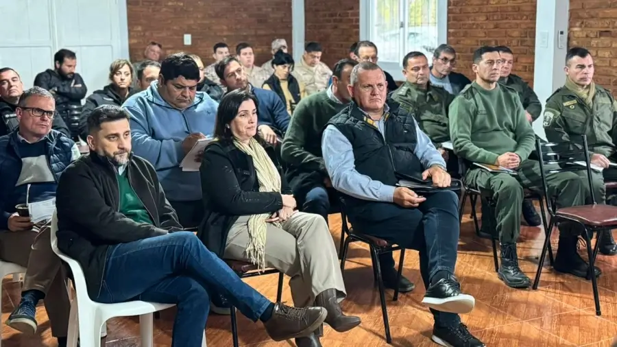 Productores y representantes institucionales durante la reunión de seguridad rural en San Javier