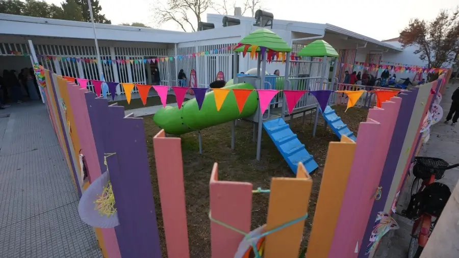 Juegos infantiles en el patio de un jardín de infantes inaugurado en Santa Fe