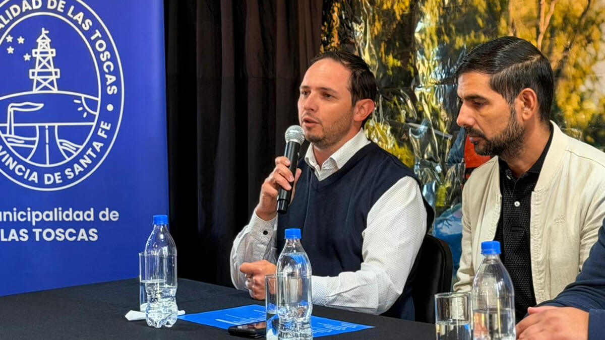 Intendentes Marega y Sánchez durante la presentación del Canotaje Jaaukanigás 2026