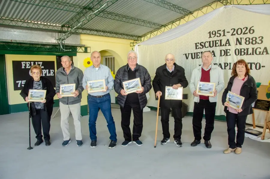 Primeros alumnos reconocidos en los 75 años de la Escuela 883