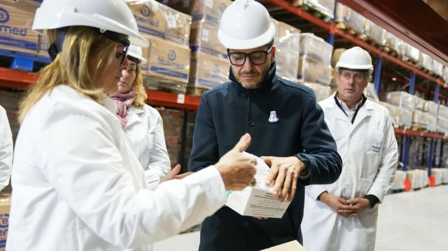 Maximiliano Pullaro recorriendo el nuevo centro logístico sanitario en Funes