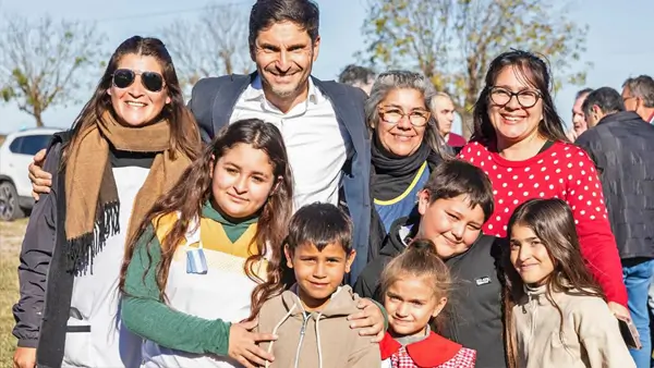 Pullaro junto a docentes y alumnos durante recorrida en escuela de Aguará Grande