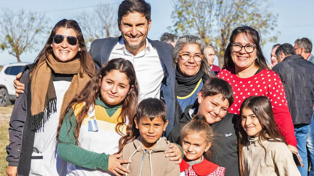 Pullaro junto a docentes y alumnos durante recorrida en escuela de Aguará Grande