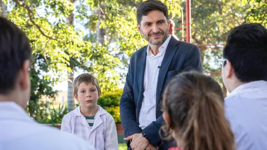 Pullaro dialogando con jóvenes estudiantes durante recorrida escolar