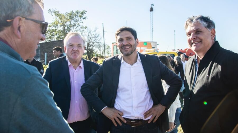 Pullaro y Felipe Michlig dialogando con vecinos en San Cristóbal