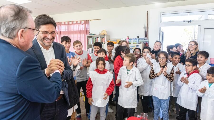 Pullaro recorriendo establecimiento educativo en Aguará Grande