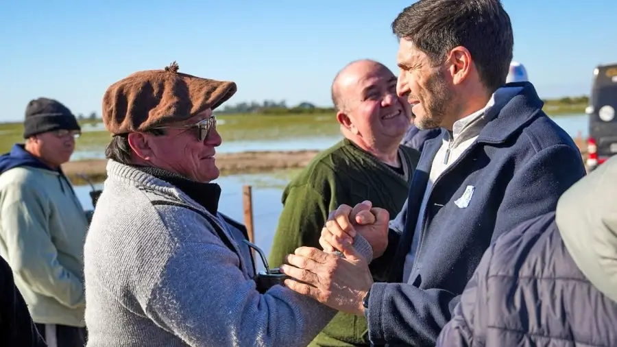 Pullaro dialogando con vecinos durante la inauguración del puente