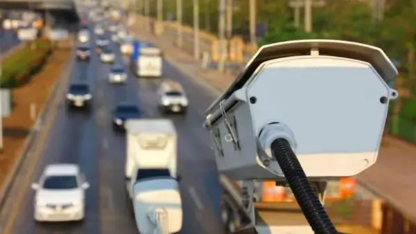 Radar de control de velocidad en una ruta nacional