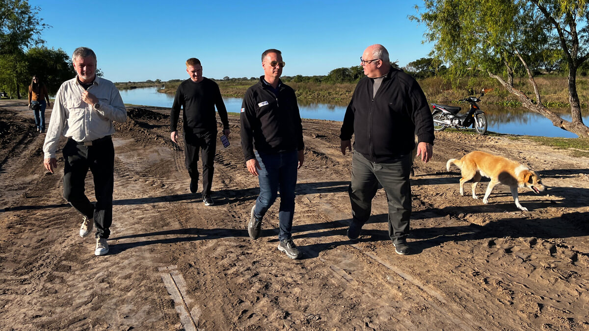 Ramseyer y Enrico recorriendo las obras del Paseo Costanero en Romang
