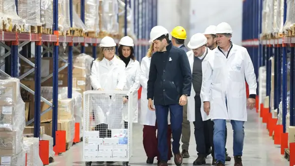 Pullaro durante la recorrida del centro de distribución de medicamentos en Santa Fe