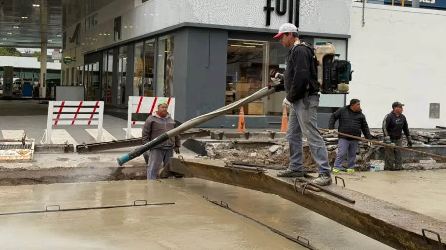 Tareas de repavimentación y volcado de hormigón en calle 18 de Avellaneda