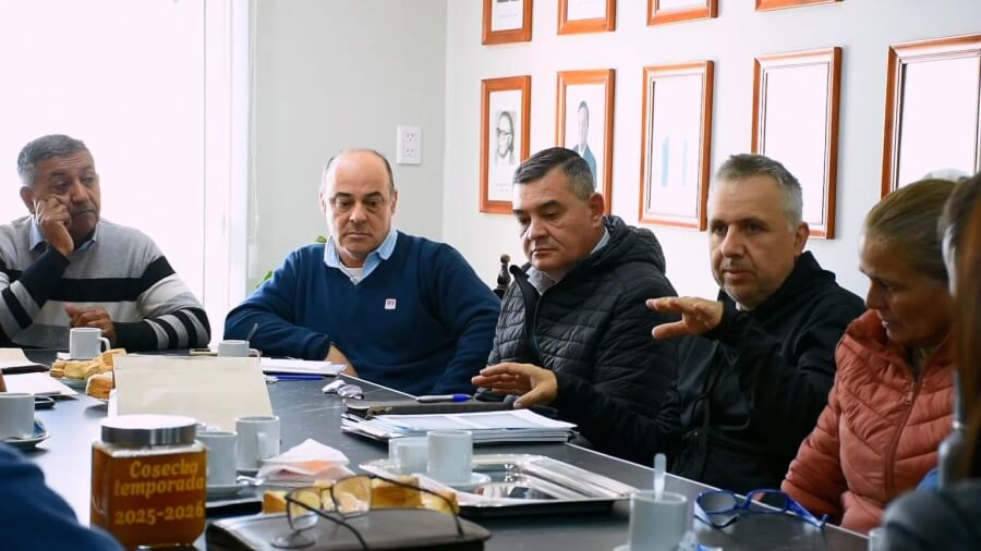 Participantes de la reunión por proyectos productivos y remodelación de El Mangrullo en Ambrosetti