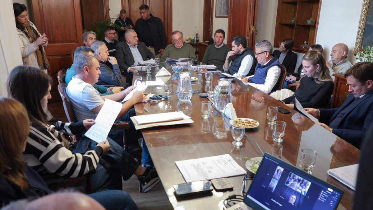 Reunión de senadores y funcionarios provinciales por el proyecto de Caminos Productivos y Rurales