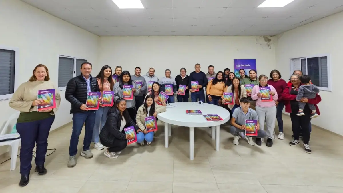 Rodrigo Borla junto a estudiantes beneficiados por becas educativas para pueblos originarios en San Martín Norte