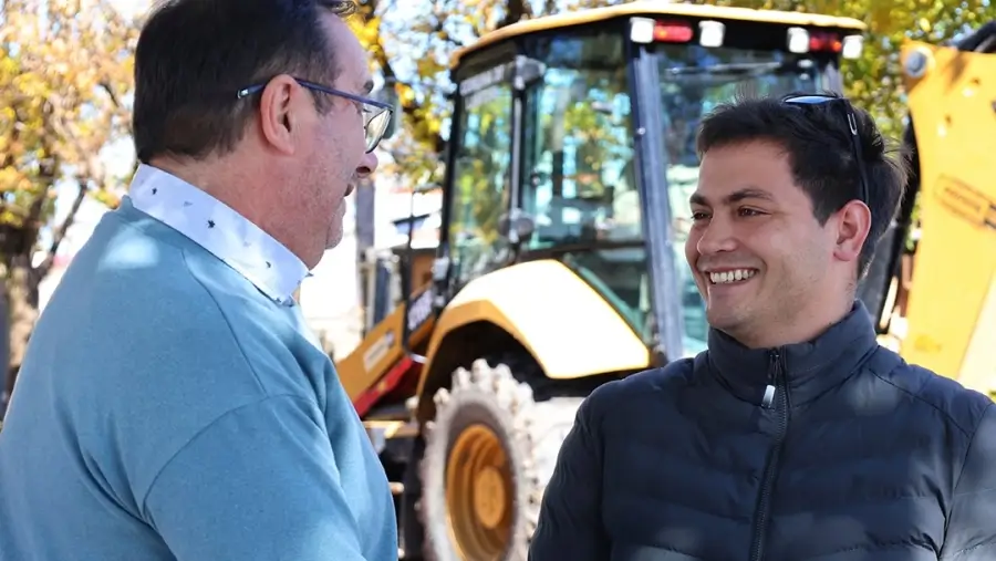 Sandrigo recorriendo el sector de obras y dialogando con vecinos