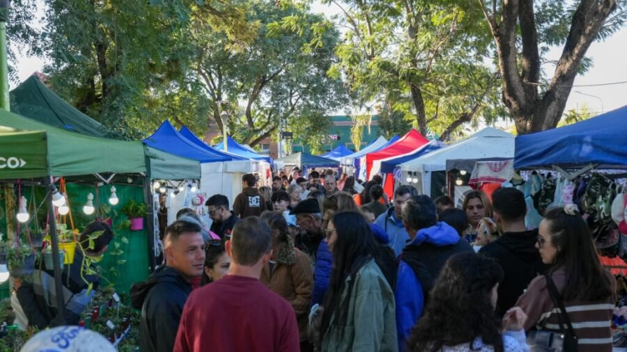 público recorriendo stands emprendedores fiesta del algodón avellaneda