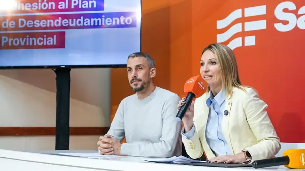 Virginia Coudannes durante la presentación del plan de desendeudamiento en Santa Fe
