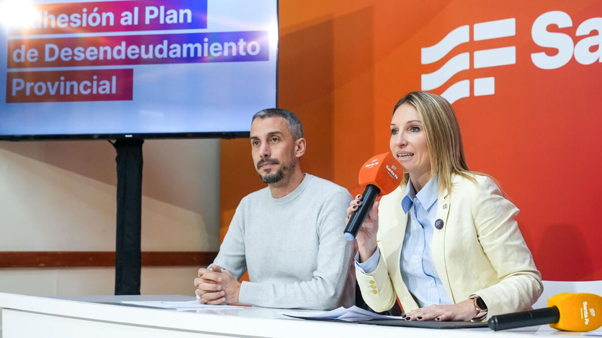 Virginia Coudannes durante la presentación del plan de desendeudamiento en Santa Fe