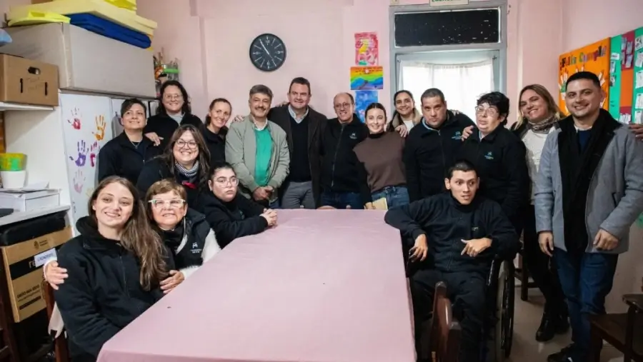 Foto grupal durante la visita al Centro de Día Nuevo Camino de Malabrigo
