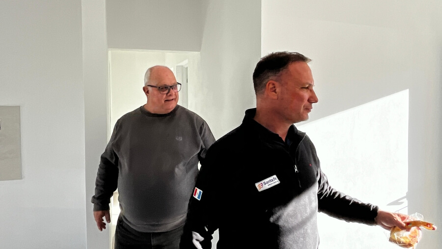 Autoridades recorriendo viviendas próximas a inaugurarse en Romang