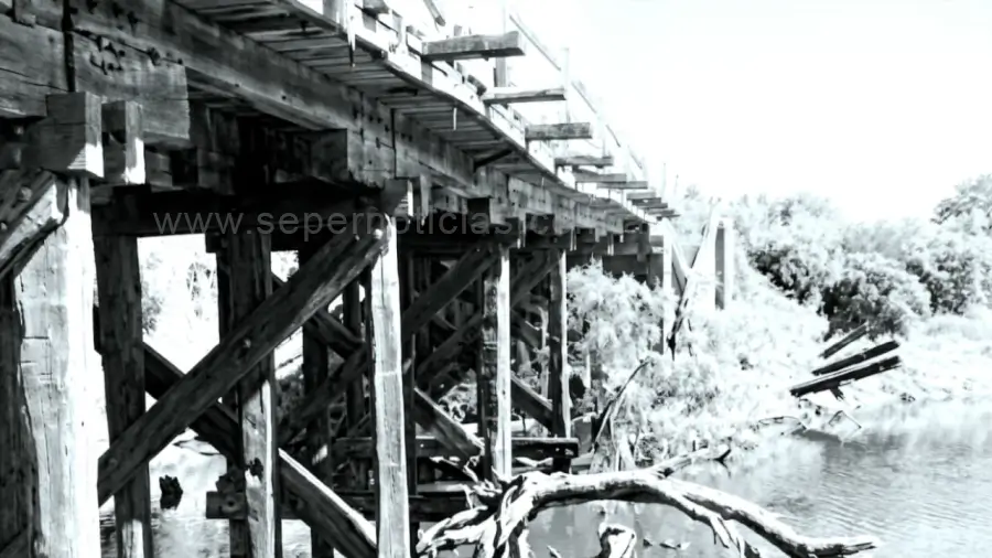 Antiguo puente de madera sobre arroyo El Toba.